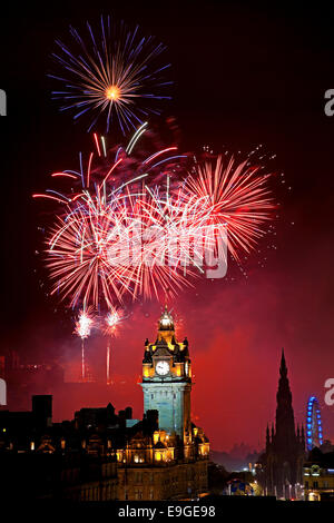 Edinburgh Festival Fireworks 2014 du château, vue de la colline Calton, Ecosse, Royaume-Uni Banque D'Images