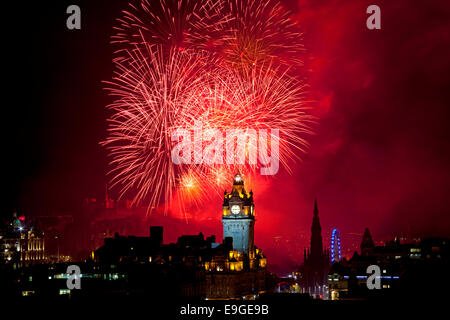 Edinburgh Festival Fireworks 2014 du château, vue de la colline Calton, Ecosse, Royaume-Uni Banque D'Images