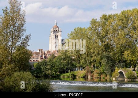 Vue sur le Doubs Weir de la cathédrale Nôtre-Dame au-delà des arbres à Dole, Jura, Franche-Comté, France, Europe Banque D'Images