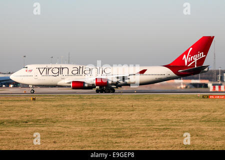 Boeing 747-400 de Virgin Atlantic accélère vers le bas la piste 23R à l'aéroport de Manchester. Banque D'Images
