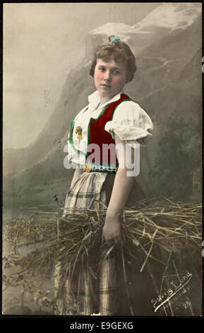 Portrait d'une femme en costume national, connue sous le nom de « bunad », originaire de Norvège. La photographie de Solveig Lund capture la tenue traditionnelle et l'importance culturelle des costumes folkloriques norvégiens. Banque D'Images