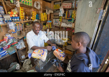 Petit dépanneur à Arusha, Tanzanie, Afrique de l'Est. Banque D'Images