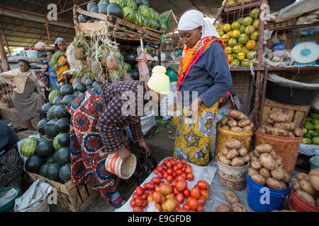 Les vendeurs dans le marché central à Arusha, Tanzanie, Afrique de l'Est. Banque D'Images