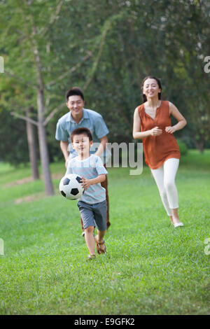 Young family playing football Banque D'Images