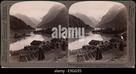Photographie stéréoscopique du lac Loen, situé à Sogn og Fjordane, Norvège. L'image, prise de la ferme Seten, met en valeur le paysage montagneux à couper le souffle qui entoure le lac, capturé par Elmer Underwood au début du XXe siècle. Banque D'Images