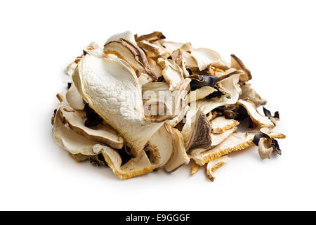 Champignons secs sur fond blanc Banque D'Images