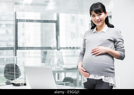 Pregnant businesswoman in office Banque D'Images
