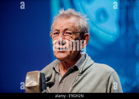 Swansea, Royaume-Uni. 27 Oct, 2014. En Photo : l'Acteur Ian McKellen Re : Dylathon événement pour célébrer l'anniversaire de Dylan Thomas centenaire, au Grand Théâtre, à Swansea, Pays de Galles du sud. Credit : D Legakis/Alamy Live News Banque D'Images