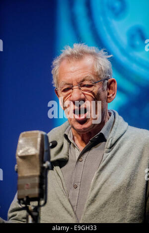 Swansea, Royaume-Uni. 27 Oct, 2014. En Photo : l'Acteur Ian McKellen Re : Dylathon événement pour célébrer l'anniversaire de Dylan Thomas centenaire, au Grand Théâtre, à Swansea, Pays de Galles du sud. Credit : D Legakis/Alamy Live News Banque D'Images