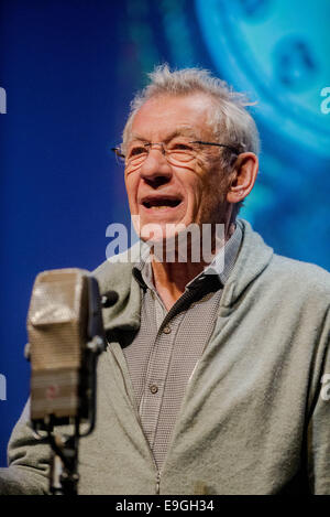 Swansea, Royaume-Uni. 27 Oct, 2014. En Photo : l'Acteur Ian McKellen Re : Dylathon événement pour célébrer l'anniversaire de Dylan Thomas centenaire, au Grand Théâtre, à Swansea, Pays de Galles du sud. Credit : D Legakis/Alamy Live News Banque D'Images