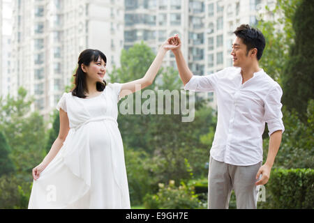 Femme enceinte danse avec mari Banque D'Images