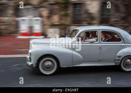 Classic car Peugeot 203 au cours de l'embouteillage de la Route Nationale 7, qui se passe pour les voitures anciennes à Lapalisse, France Banque D'Images