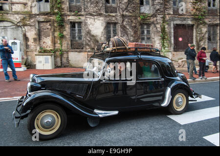 Citroën Traction Avant pendant l'embouteillage de la Route Nationale 7, passe pour voitures classiques à Lapalisse, France Banque D'Images