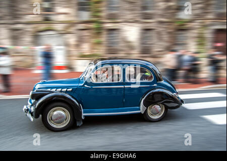 Classic car Panhard Dyna X au cours de l'embouteillage de la Route Nationale 7, qui se passe pour les voitures anciennes à Lapalisse, France Banque D'Images