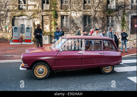 Citroën Ami 6 break rouge pendant l'embouteillage de la Route Nationale 7, qui se passe pour les voitures anciennes à Lapalisse, France Banque D'Images