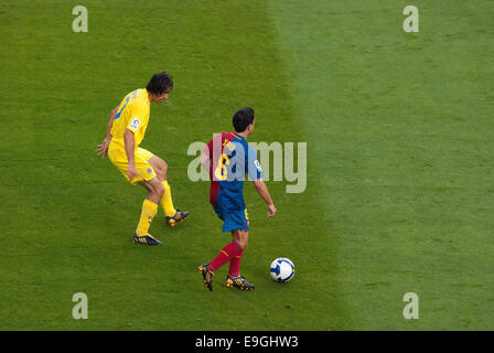 Barcelone - 9 mai : Xavi Hernandez (à droite) et Robert Pires (à gauche) le 9 mai 2009 à Barcelone, Espagne. Banque D'Images