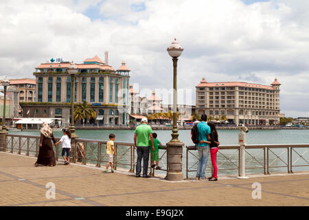 La population locale au Caudan Waterfront, un développement moderne à Port Louis, Ile Maurice Banque D'Images