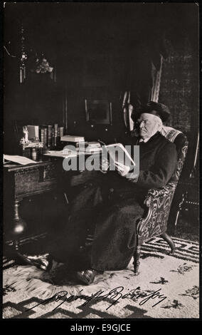 Une photographie du célèbre écrivain norvégien Bjørnstjerne Bjørnson, prise vers 1902, le montrant en train de lire dans son bureau. Bjørnson, lauréat du prix Nobel, est l'une des plus grandes figures littéraires de Norvège. Banque D'Images