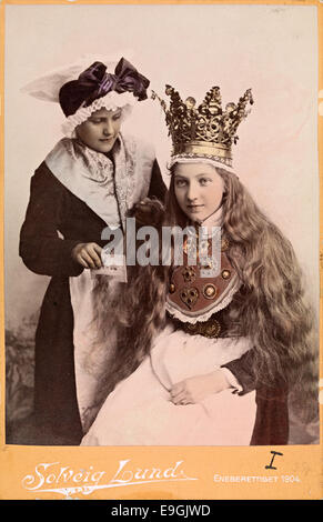 Un portrait de 1904 représentant une mariée de Hardanger et une femme de Sogn, toutes deux vêtues de costumes folkloriques norvégiens traditionnels. La photographie capture un moment du patrimoine culturel norvégien. Banque D'Images