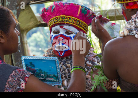 L'application de la peinture pour le visage, Mt. Hagen Sing Sing Banque D'Images