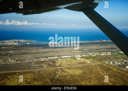Vue aérienne de l'aéroport de Keahole, KOA, l'aéroport international de Kona à Hawaii, du petit avion Banque D'Images