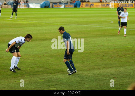 VALENCIA, Espagne - 8 août : Cesc Fabregas (droite) joue contre David Albelda (à gauche) sur le Trofeo Naranja 2009 match. Banque D'Images