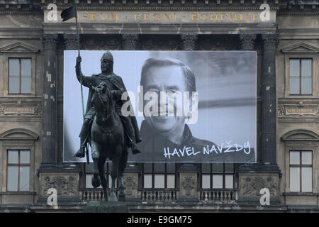 Prague, République tchèque. 27 Oct, 2014. Portrait de Vaclav Havel sur la la façade du Musée National de Prague avec l'écriture HAVEL POUR TOUJOURS, le vendredi 27 octobre 2014. Photo : CTK/Alamy Live News Banque D'Images