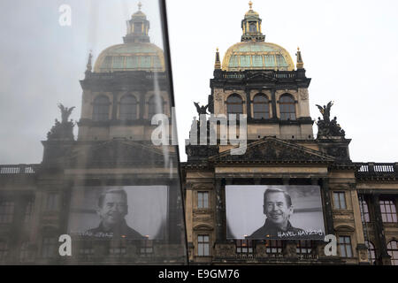 Prague, République tchèque. 27 Oct, 2014. Portrait de Vaclav Havel sur la la façade du Musée National de Prague avec l'écriture HAVEL POUR TOUJOURS, le vendredi 27 octobre 2014. Photo : CTK/Alamy Live News Banque D'Images