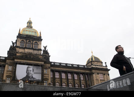 Prague, République tchèque. 27 Oct, 2014. Portrait de Vaclav Havel sur la la façade du Musée National de Prague avec l'écriture HAVEL POUR TOUJOURS, le vendredi 27 octobre 2014. Photo : CTK/Alamy Live News Banque D'Images