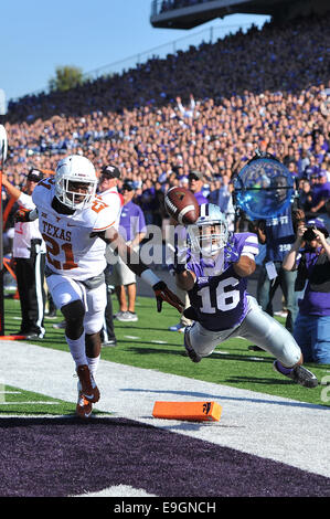25 octobre 2014:Texas longhorns Duc évoluait Thomas (21) a été appelée pour interence col contre Kansas State Wildcats wide receiver Tyler Lockett (16) résultant de cette inachèvement pendant la NCAA Football match entre le Texas et Kansas State à Bill Snyder Family Stadium à Manhattan, Kansas. Banque D'Images
