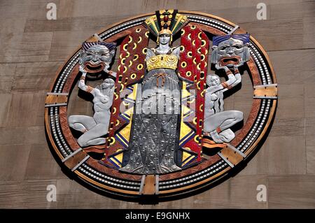 NYC : médaillon Art déco orne la façade ouest 50e Rue du Radio City Music Hall Banque D'Images