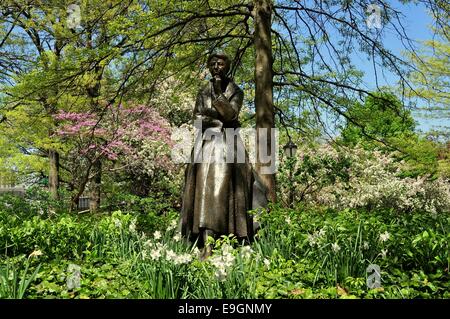 NYC : une statue de l'ancienne Première Dame Eleanor Roosevelt, épouse de Franklin (FDR) se tient au milieu d'un jardin Banque D'Images