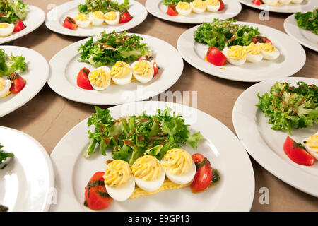 De nombreux plats dans la cuisine avec de la salade et les œufs décorés, prêt pour les clients Banque D'Images