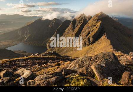 Lumière dramatique sur un nuage et Teallach, randonnée dans le nord-ouest des Highlands d'Écosse Banque D'Images