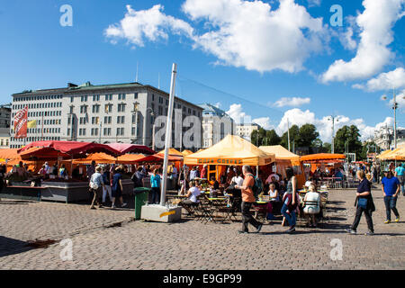 La vie sous le soleil de la place du marché d'Helsinki, l'été 2014. Banque D'Images