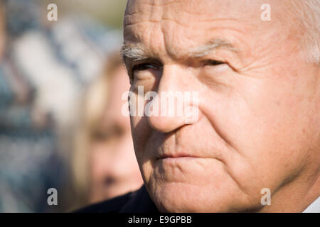 Bydgoszcz, Pologne. 27 octobre, 2014. L'ancien Premier ministre polonais Leszek Miller a fait campagne sur l'Île Mill aujourd hui pour l'Alliance de la gauche démocratique (SLD). Les 16 pays les élections auront lieu pour les membres du conseil et les maires des villes. Credit : Jaap Arriens/Pacific Press/Alamy Live News Banque D'Images