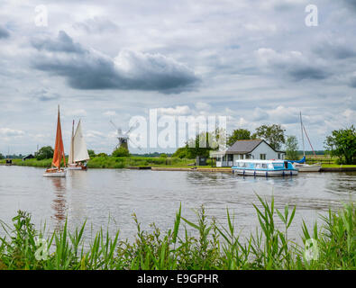 Bateaux à voile sur la rivière Thurne. Banque D'Images