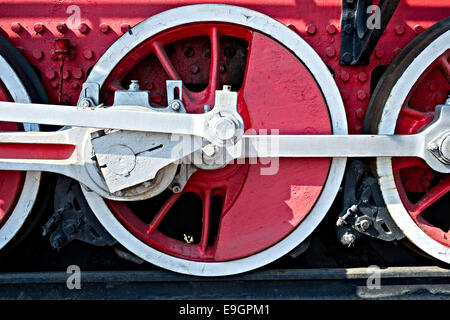 Vue rapprochée des roues de la locomotive à vapeur, durs, des tiges, des liens et d'autres détails mécaniques. Système de freinage Banque D'Images