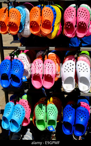 Chaussures Croc Affichage sur Rack Store Europe Banque D'Images