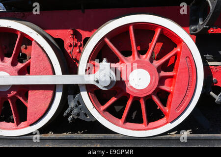 Vue rapprochée des roues de la locomotive à vapeur, durs, des tiges, des liens et d'autres détails mécaniques. Blanc, Noir et rouge Banque D'Images