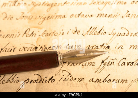 Ancien stylo dip d'encre sur l'écriture ancienne Banque D'Images