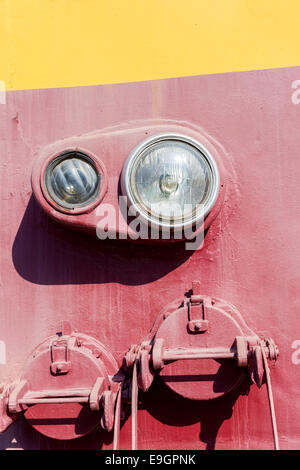 Vue rapprochée d'une vieille locomotive phare. La photographie minimaliste. Vertical, orientation portrait photography Banque D'Images