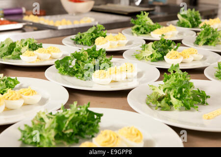 De nombreux plats dans la cuisine avec de la salade et les œufs décorés, prêt pour les clients Banque D'Images