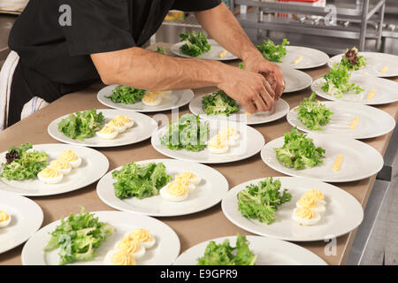 De nombreux plats dans la cuisine avec de la salade et les œufs décorés, prêt pour les clients Banque D'Images