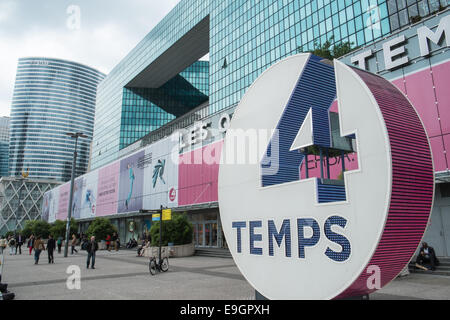 Les Quatre Temps (Quatre Saisons) centre commercial à La Défense, quartier commercial de Paris. Banque D'Images