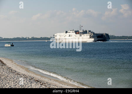 L'USNS Fall River lance de navire de la marine en cours nous classe Penscola Bay Florida USA Banque D'Images