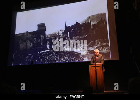 Swansea, Royaume-Uni. Lundi 27 Octobre 2014 Photo : Premier Ministre du Pays de Galles Carwyn Jones Re : Dylathon événement pour célébrer l'anniversaire de Dylan Thomas centenaire, au Grand Théâtre, à Swansea, Pays de Galles du sud. Credit : D Legakis/Alamy Live News Banque D'Images