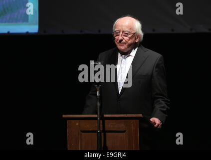 Swansea, Royaume-Uni. Lundi 27 octobre 2014 sur la photo : le président d'Irlande Michael D Higgins Re : Dylathon événement pour célébrer l'anniversaire de Dylan Thomas centenaire, au Grand Théâtre, à Swansea, Pays de Galles du sud. Credit : D Legakis/Alamy Live News Banque D'Images