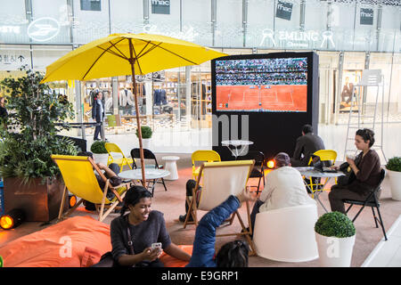 Des tables de ping-pong et un service de massages pour une utilisation gratuite pendant que Roland Garros,French Open Tennis Tournament est encouragée. Banque D'Images