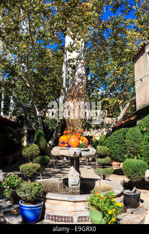 Automne décoration en fontaine à Tlaquepaque à Sedona Banque D'Images